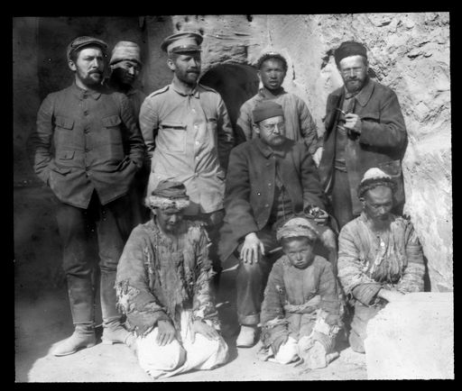 T 631: Grabungsmannschaft der ersten Expedition nach Kizil: H. Pohrt, T. Bartus, A. Grünwedel, A.v. Le Coq und einheimische Mitarbeiter