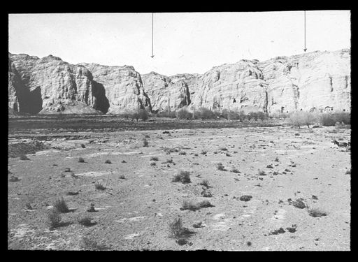 T 633: Gesamtansicht des Höhlenzugs in den Vorbergen: Mittlerer Abschnitt der Höhlenanlage vom Tal aus gesehen