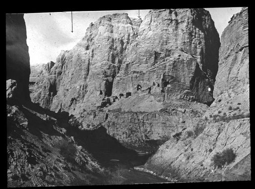 T 634: Felssporn am Ende der großen Schlucht (Pfeil) mit Höhlentempeln