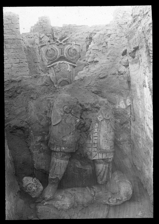 T 641: Unterkörper eines Gewappneten der auf Dämon steht Fremdfoto Oldenburg (?)