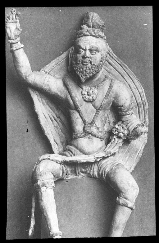 T 643: Sitzender Brahmane mit erhobenem rechten Arm