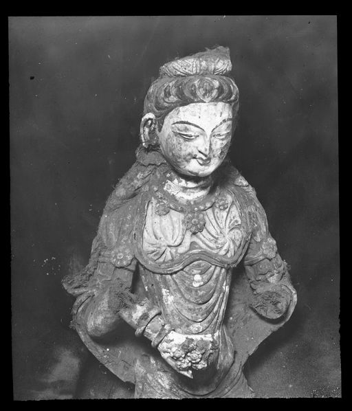 T 649: Halbfigur einer Devatā