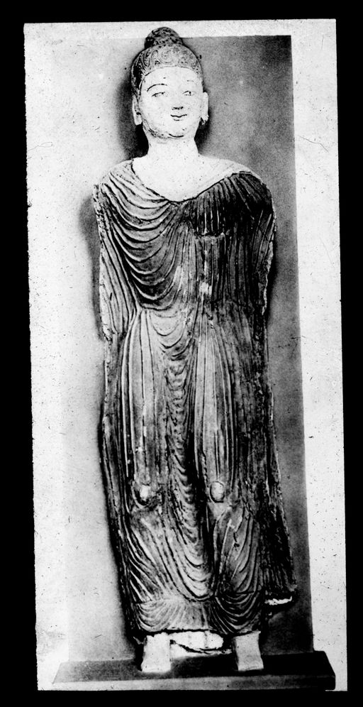 T 651: Fast lebensgroße Buddha-Plastik im roten Mönchsgewand