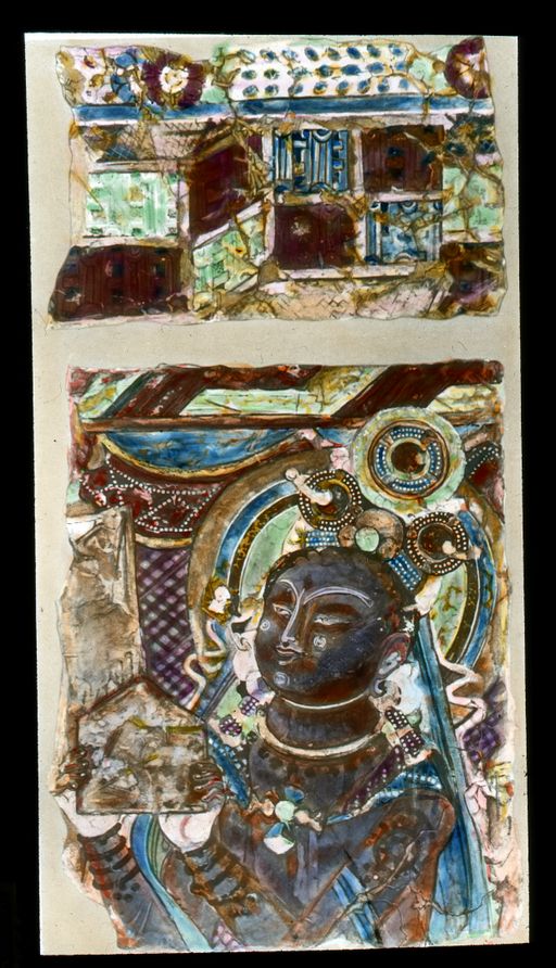 T 664: Coloriertes Dia: unten: dunkelhäutige Gottheit mit Reliquiengefäß, nach links blickend ; oben: gemaltes Balkenwerk