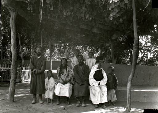 T 67: Imam von Kumtura im Kreise seiner Familie im Garten