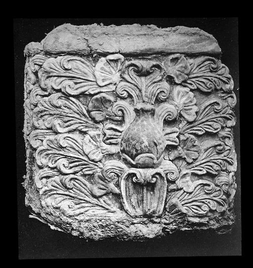 T 675: Gefäß mit Pflanzen als Relief vgl. A 585; Fremdfoto Aurel Stein