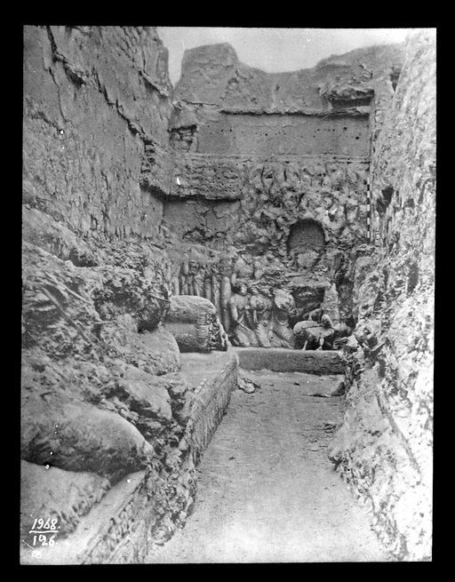 T 682: Tempelumgang mit Lehmplastik szenischen Darstellungen, Parinirvāṇa-Bett und Verehrungsszenen, Fremdfoto Oldenburg TE 1968-126