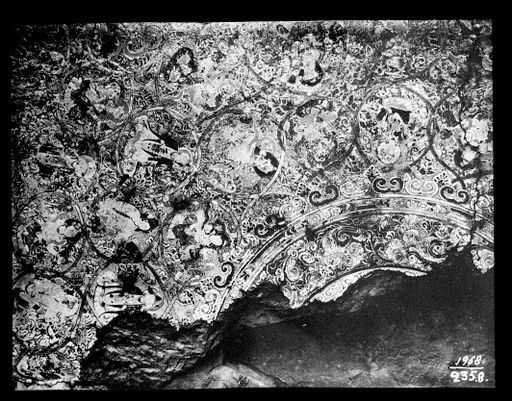 T 689: Lianenstengel umwinden sitzende Götterfiguren und bilden Rahmen um einen Nimbus, Fremdfoto Oldenburg TE 1968-235.8