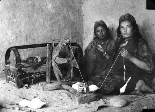 T 71: Frauen auf dem Kang (Ofen) beim Garnwickeln mit Haspel, Kinderwiege, Züwida Khan