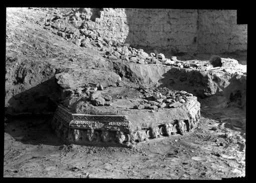 T 86: Sockel für das Kultbild im Gandhāra-Tempel; er wird von Elefantenköpfen getragen