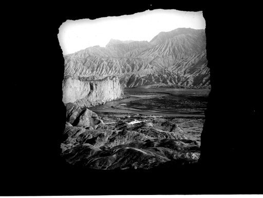 T 98: Blick aus dem Fenster einer Mönchszelle auf die zerklüftete Landschaft mit dem Flusslauf im Tal von Kizil